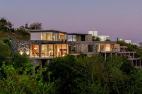 Casa de diseño con vistas Un oasis conectado a todo